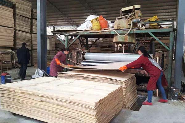 好色先生视频APP工人師傅正在塗膠